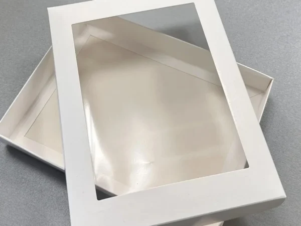 Białe pudełko z okienkiem 15 × 15 × 3 cm